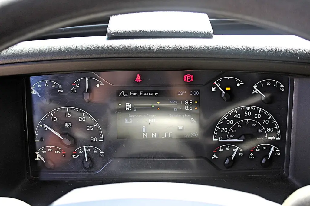 2020 Volvo VNL 760 – digital instrument cluster and driver information display