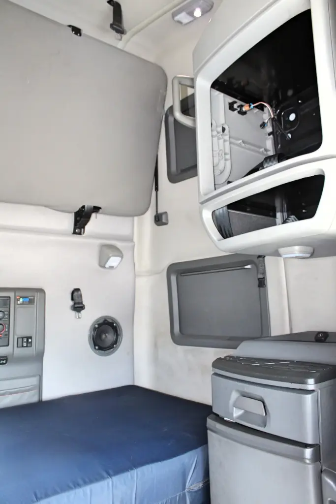 2020 Volvo VNL 760 – spacious sleeper compartment with upper bunk and storage