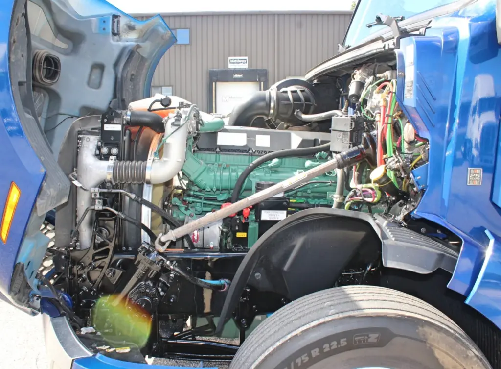 2020 Volvo VNL 760 – Volvo D13 engine compartment with hood open