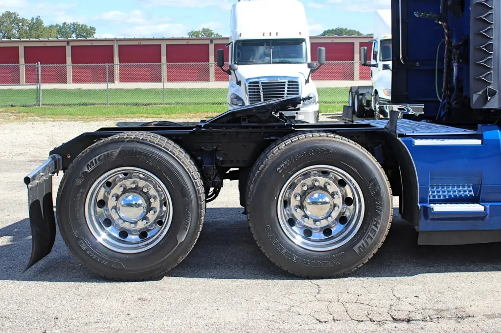 2020 Volvo VNL 760 – tandem rear axles with aluminum wheels and Michelin tires
