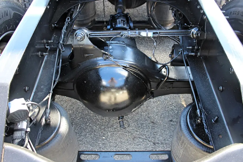 2020 Volvo VNL 760 – tandem axle suspension and rear differential