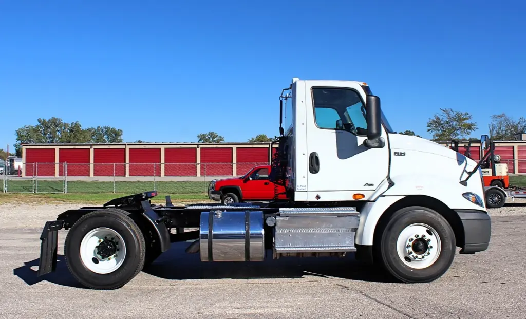2020 International RH613 day cab tractor – passenger-side profile with single rear axle