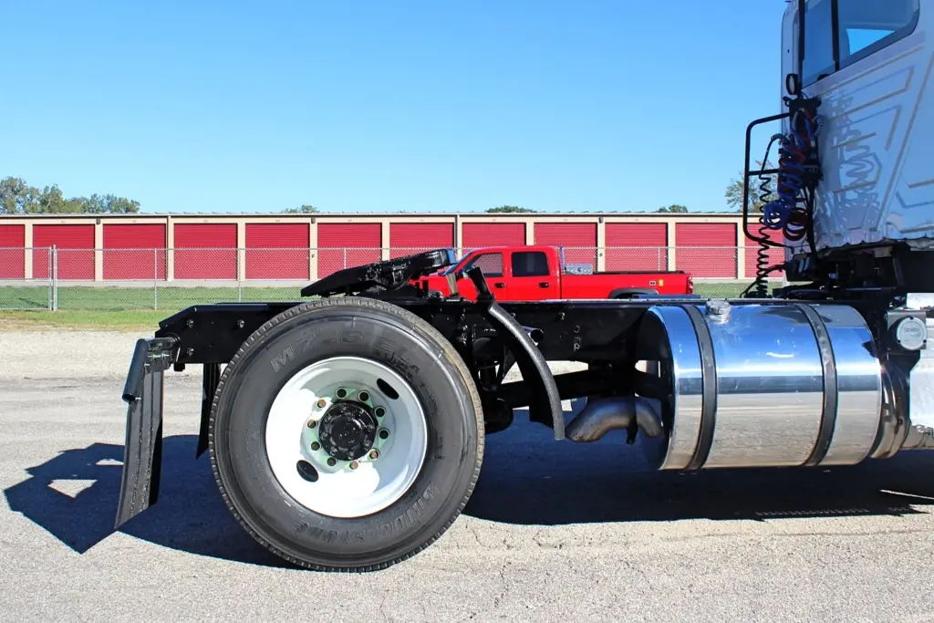 2020 International RH613 – rear drive axle, fuel tank and fifth wheel detail