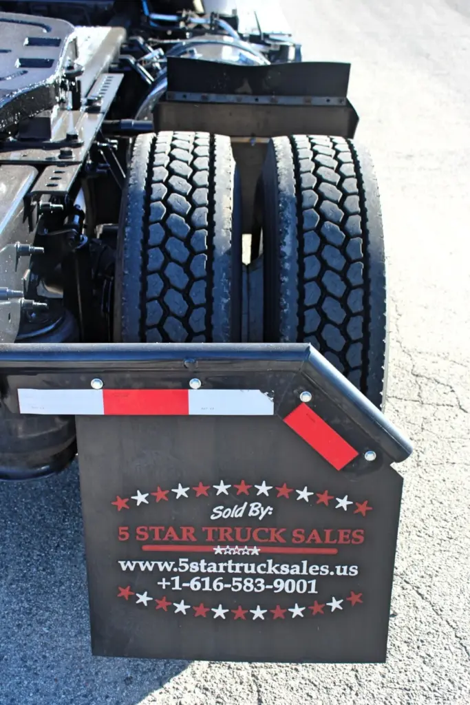 2020 International RH613 – rear dual drive tires and fifth wheel assembly