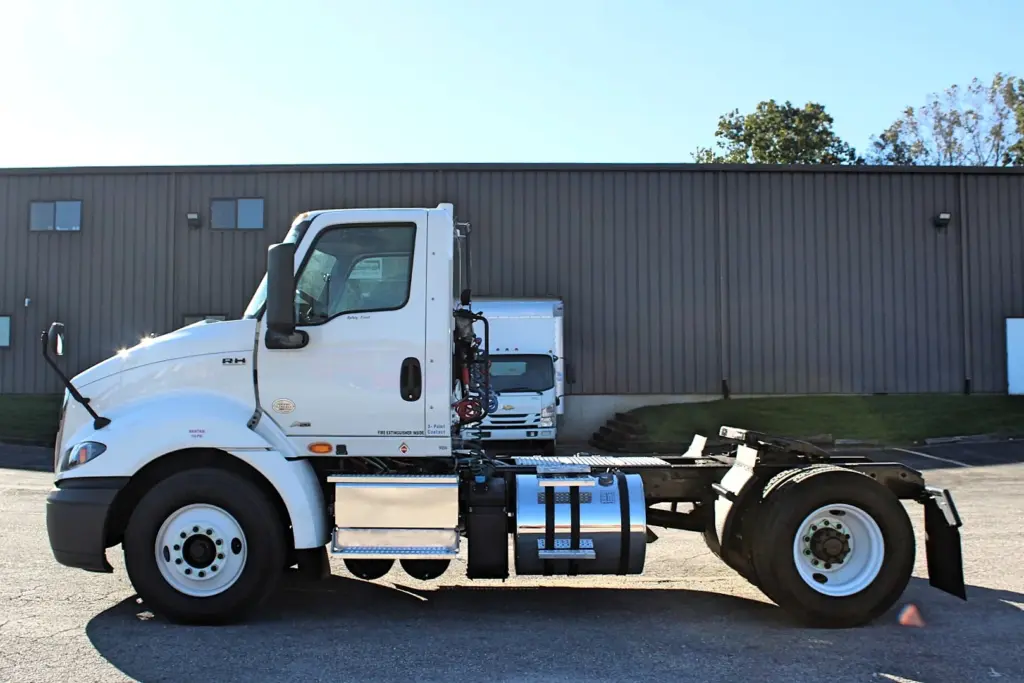 2020 International RH613 – rear drive tire, wheel, fuel tank and fifth wheel detail