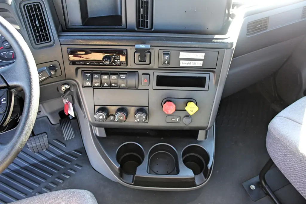 2020 International RH613 – steering wheel, instrument panel and driver controls