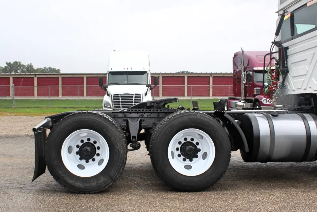2019 International LT625 – tandem rear axles, drive tires and fifth wheel assembly.