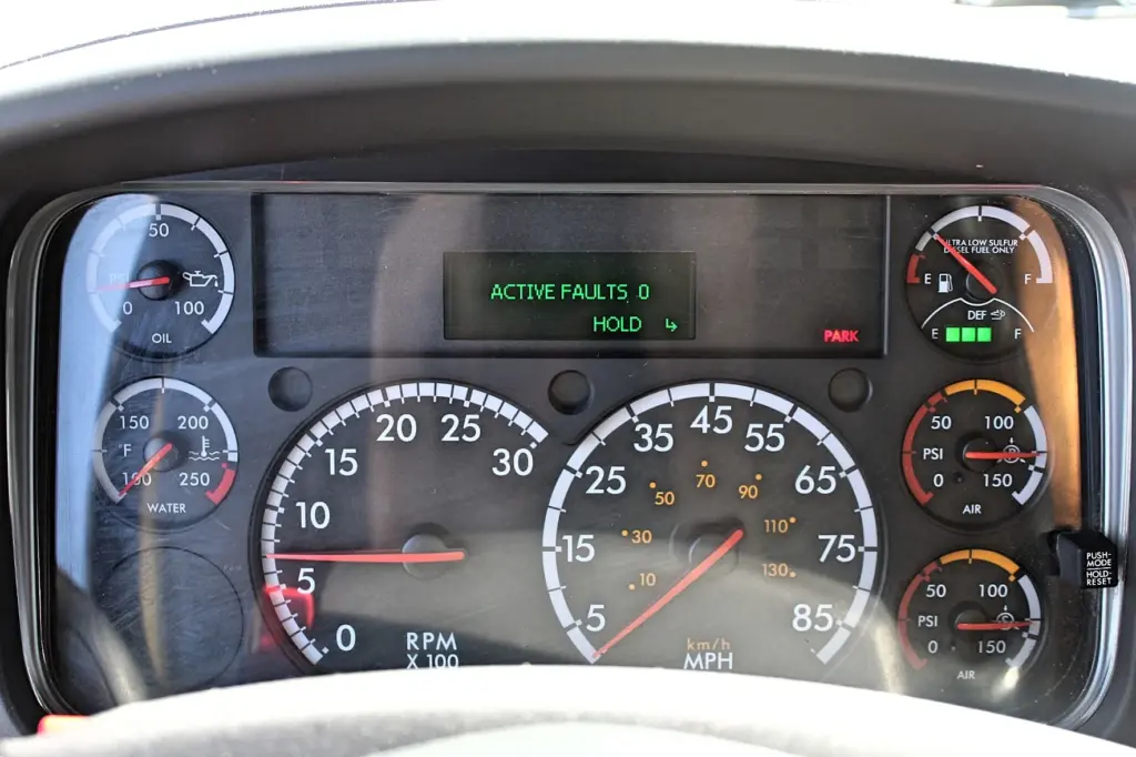 2016 Freightliner M2-106 Box Truck – instrument cluster display showing zero active faults.
