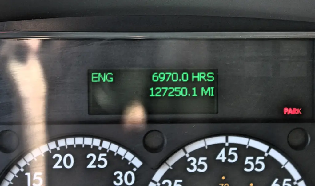 2016 Freightliner M2-106 Box Truck – dashboard display showing 6,970 engine hours and approximately 127,260 miles.
