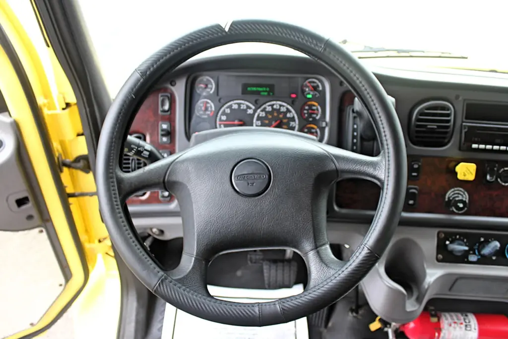 2016 Freightliner M2-106 box truck – Freightliner steering wheel and driver cockpit