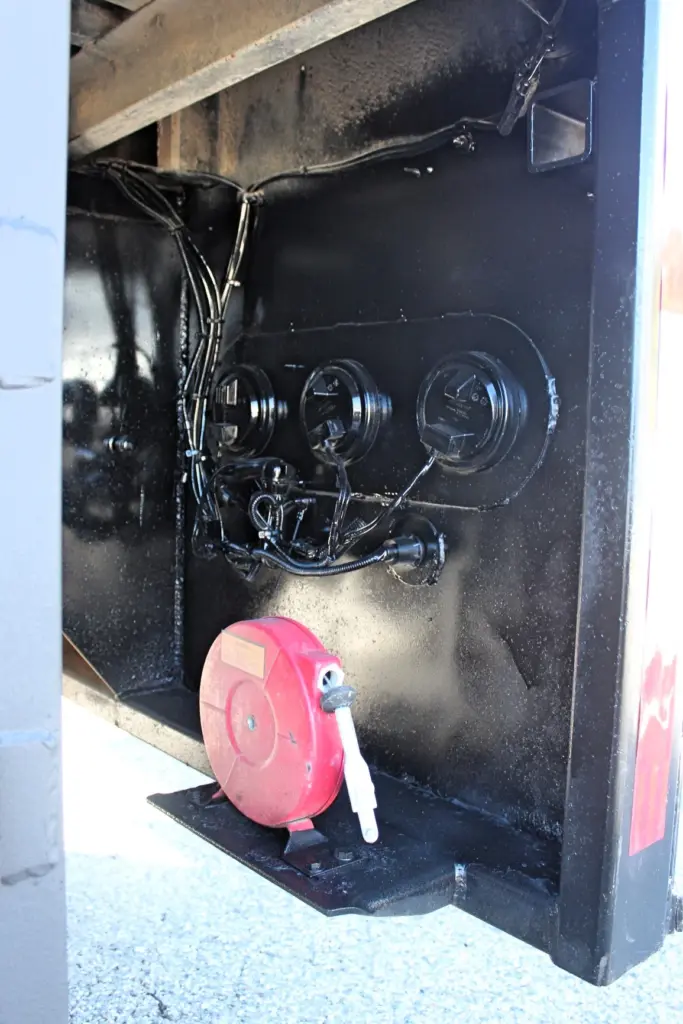 2018 Freightliner 114SD – utility compartment with electrical connections and retractable reel.