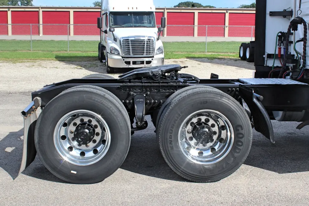 2019 Freightliner Cascadia 126 – tandem drive axles, chrome wheels and fifth wheel.
