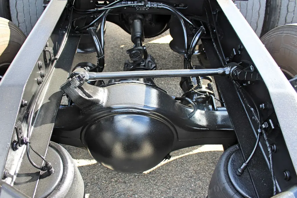 2019 Freightliner Cascadia 126 – rear differential, suspension and tandem axle components.