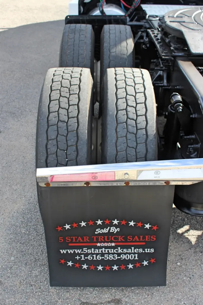2019 Freightliner Cascadia 126 – close-up of tandem drive tires and rear mudflap.