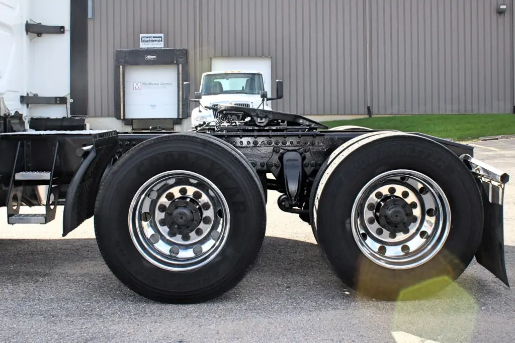 2019 Freightliner Cascadia 126 – tandem rear axles with polished aluminum wheels.