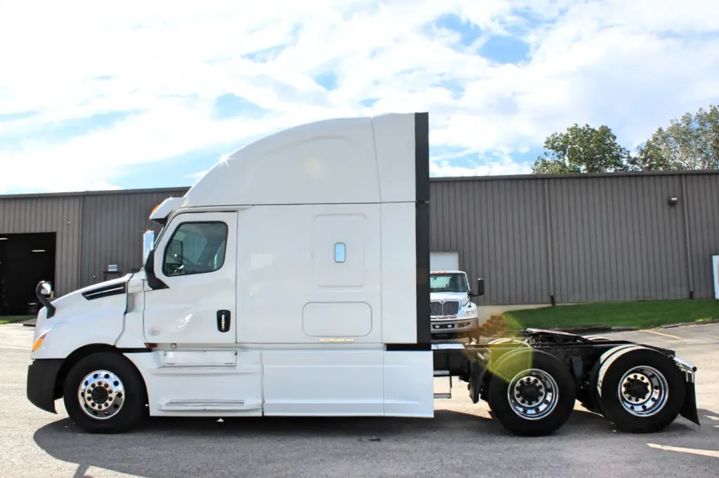 2019 Freightliner Cascadia 126 – driver-side profile of white sleeper tractor.