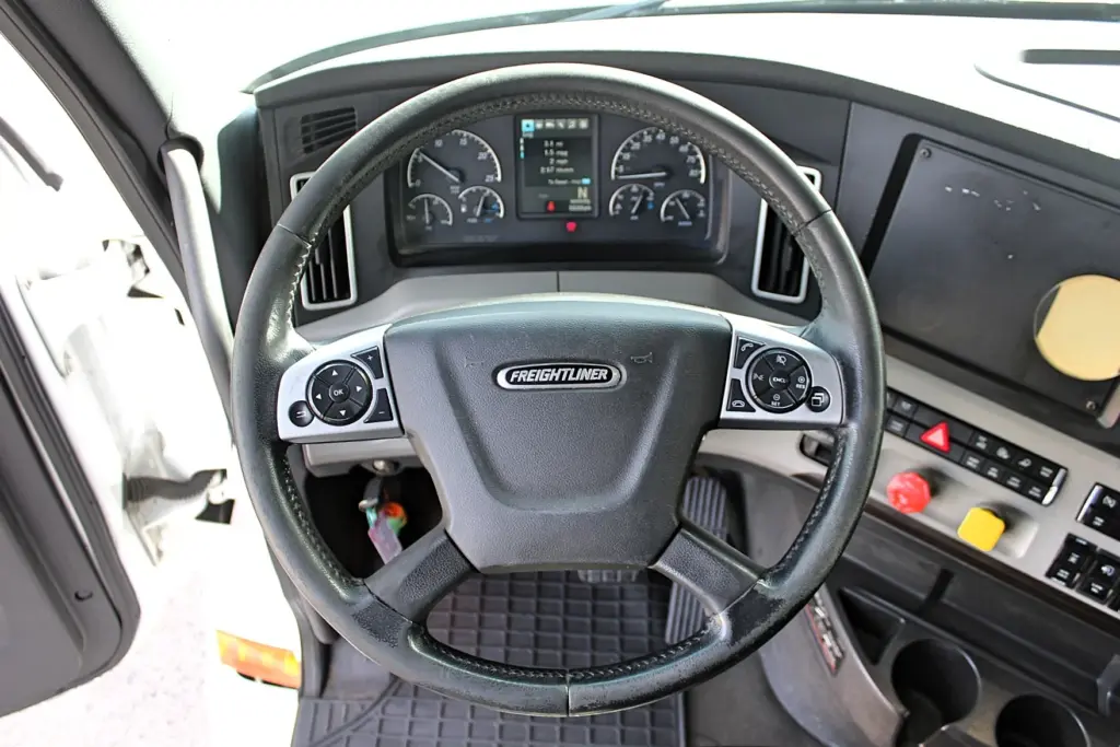 2019 Freightliner Cascadia 126 – steering wheel and digital instrument cluster.
