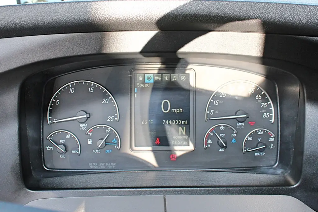 2019 Freightliner Cascadia 126 – digital instrument cluster and dashboard gauges.