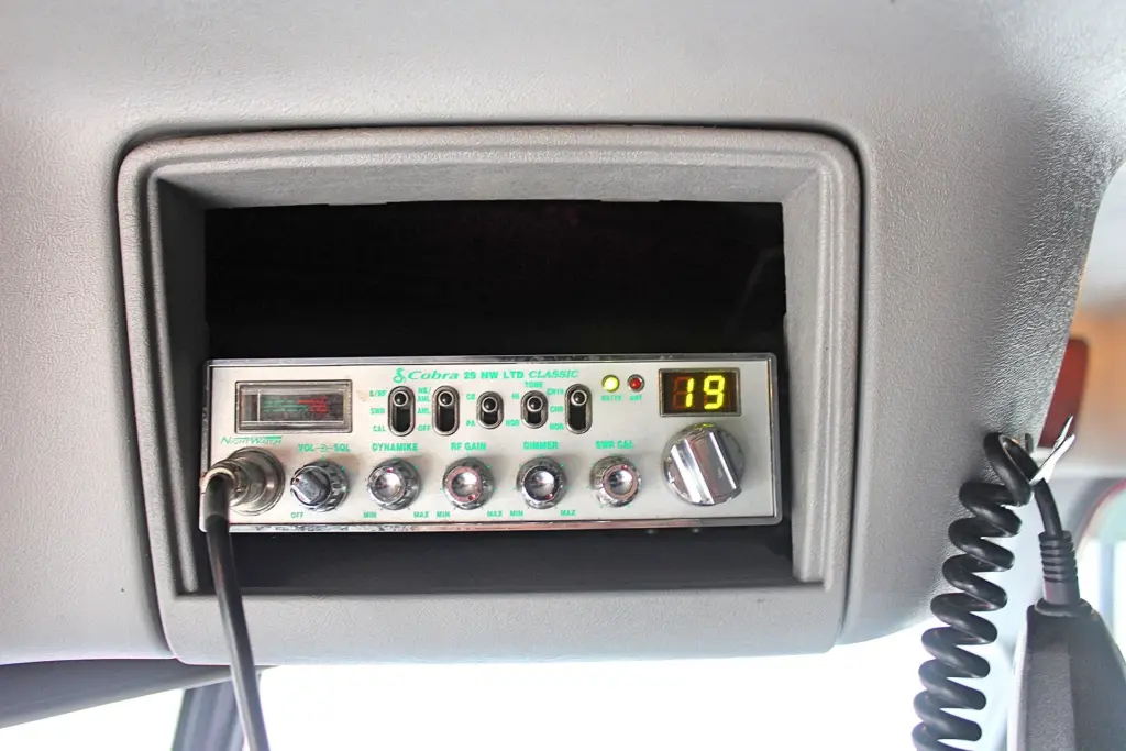 2020 Freightliner Coronado 132 Glider – Cobra CB radio mounted in overhead console