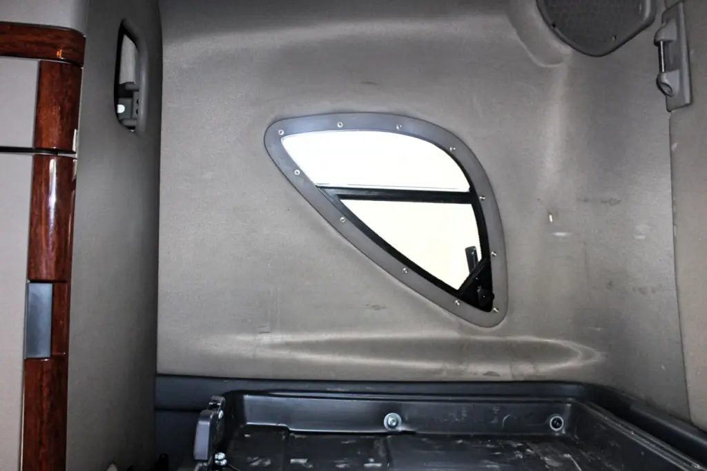 2020 Freightliner Cascadia 125 Glider – sleeper side window and interior wall above the bunk.