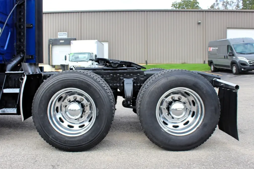 2020 Freightliner Cascadia 125 Glider – tandem rear axles with polished aluminum wheels and fifth wheel side view.