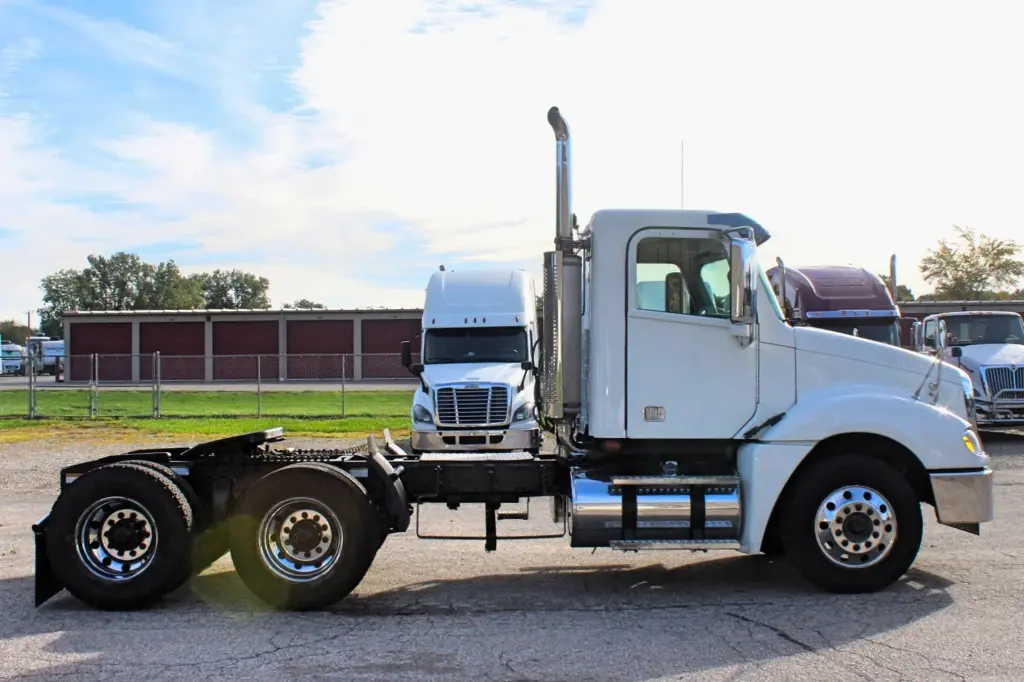 2020 Freightliner Columbia 120 Glider – passenger-side profile of white tandem axle day cab