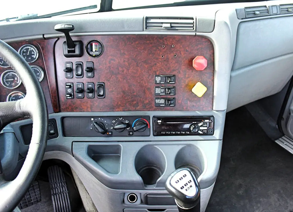 2020 Freightliner Columbia 120 Glider – Freightliner steering wheel and gauge cluster