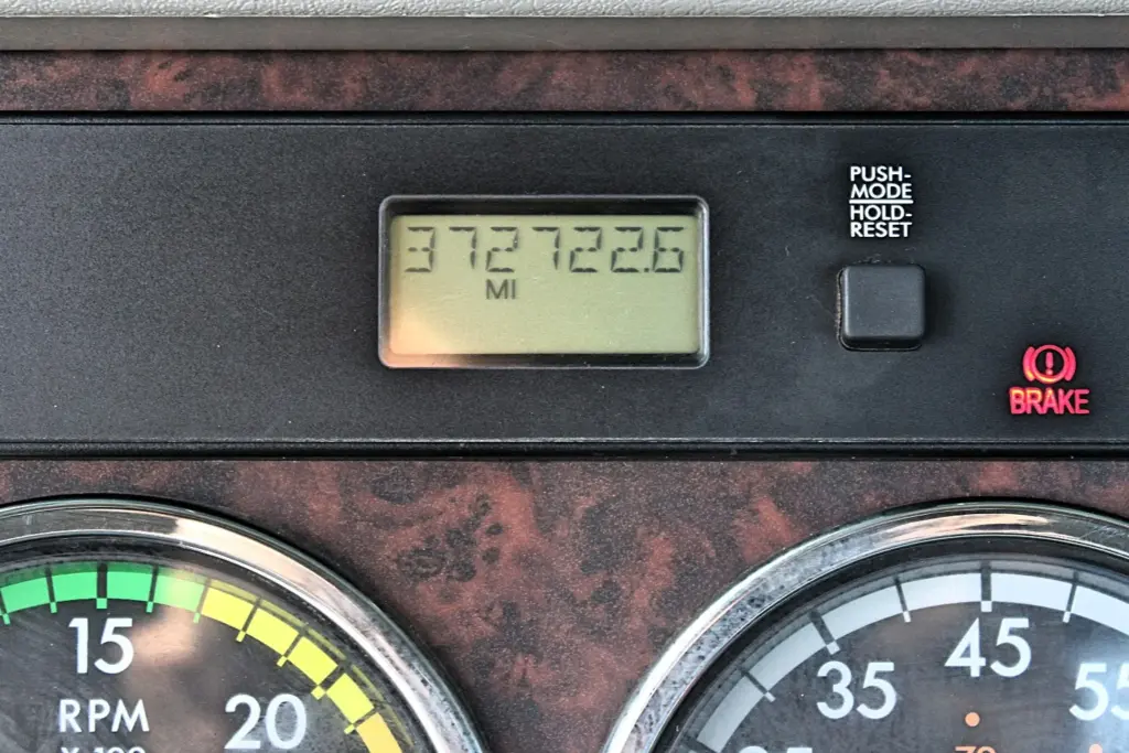 2020 Freightliner Columbia 120 Glider – odometer showing 372,722.6 miles