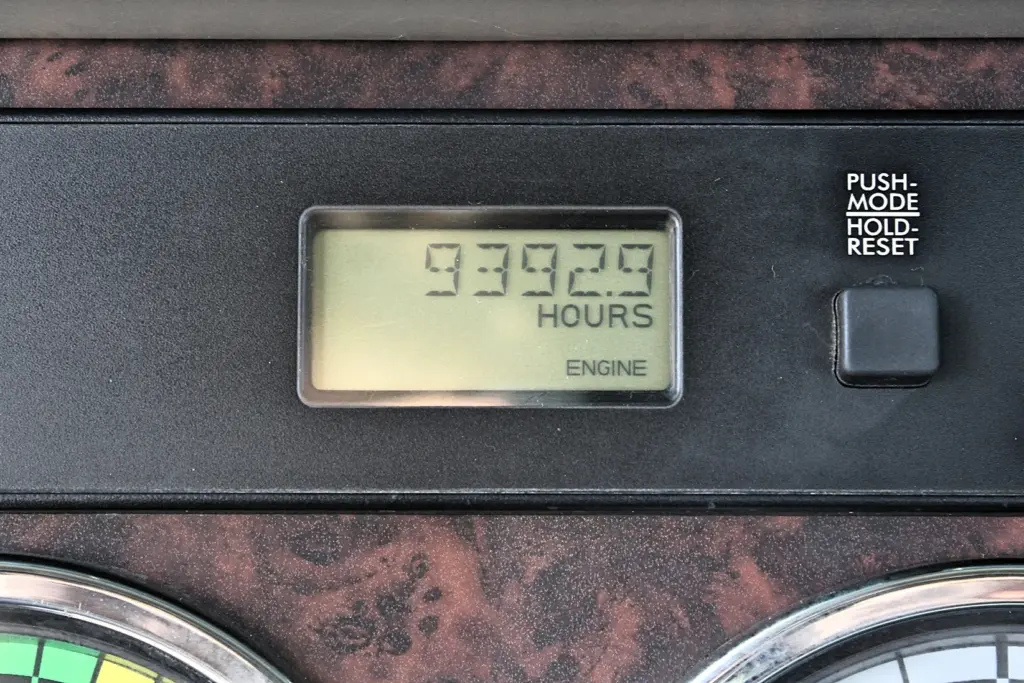 2020 Freightliner Columbia 120 Glider – dashboard display showing 9,392.9 engine hours